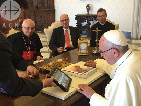 ACN delegation with Pope Francis - presenting